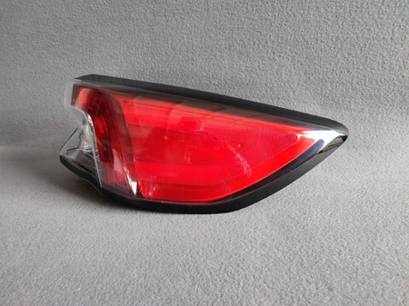 LAMPA TYLNA PRAWA 2696784 _ LV4B-13404-BF