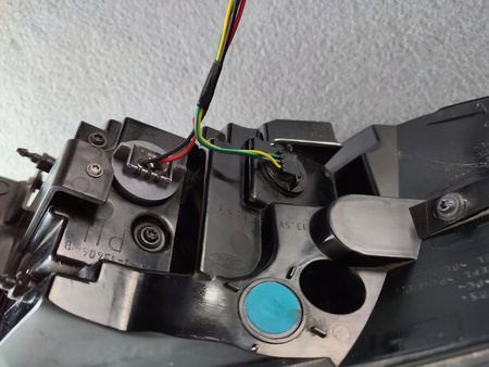 LAMPA TYLNA PRAWA 2696784 _ LV4B-13404-BF
