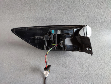 LAMPA TYLNA PRAWA 2696784 _ LV4B-13404-BF