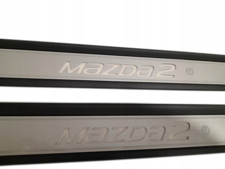 Listwy ozdobne progów z podświetleniem - Mazda 2_DA6DV1370