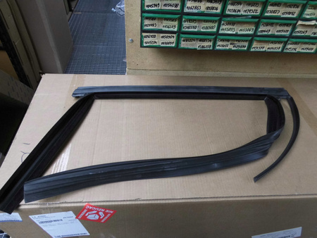 USZCZELKA SZYBY DRZWI PRAWY TYŁ FORD KUGA 2012- OE 2256062 _ GV44-S25824-AC