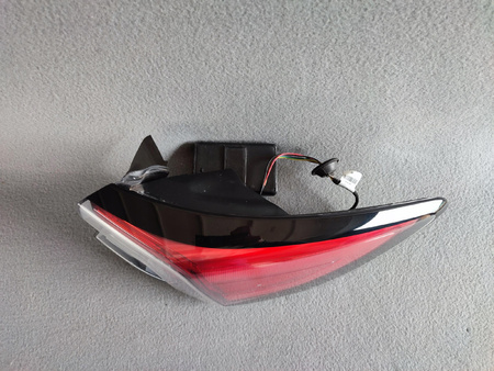 LAMPA TYLNA PRAWA 2696784 _ LV4B-13404-BF